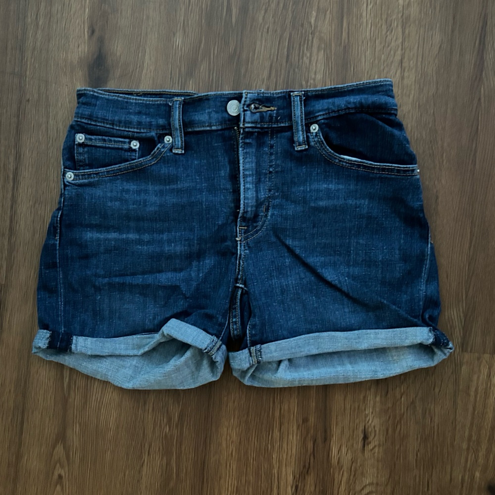 Levi’s cuffed denim shorts size 27